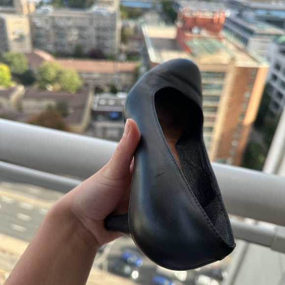 Clarks Size 5.5 Kitten Heel - Picture 6 of 8